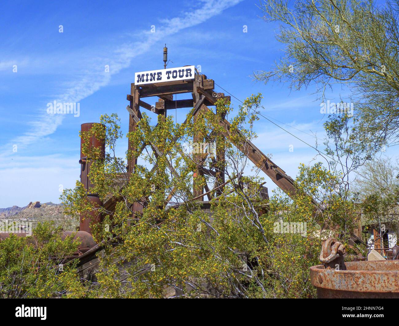 Une ancienne tour d'arbre dans la ville fantôme de Goldfield, États-Unis. En 1HE 1890s, Goldfield compte 3 saloons, pension, magasin général, brasserie et école Banque D'Images