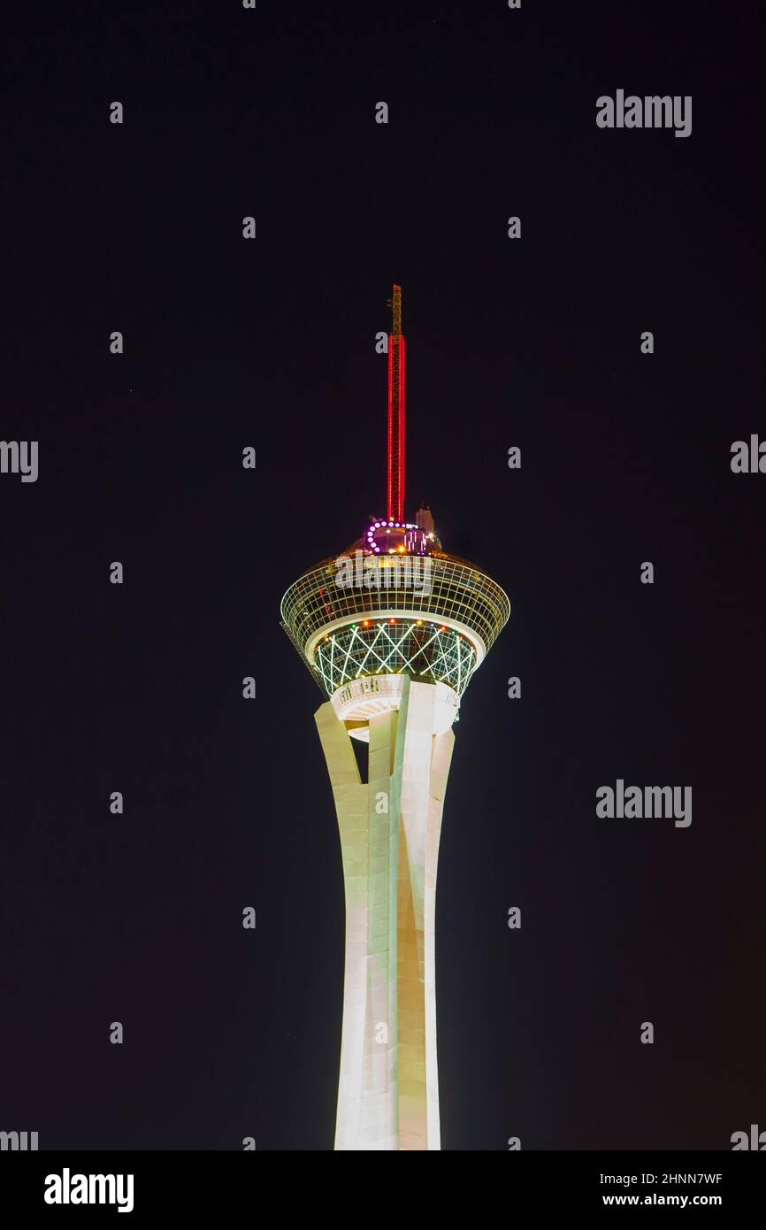 Lumières nocturnes du casino Sahara et de la tour stratosphere à Las Vegas Banque D'Images