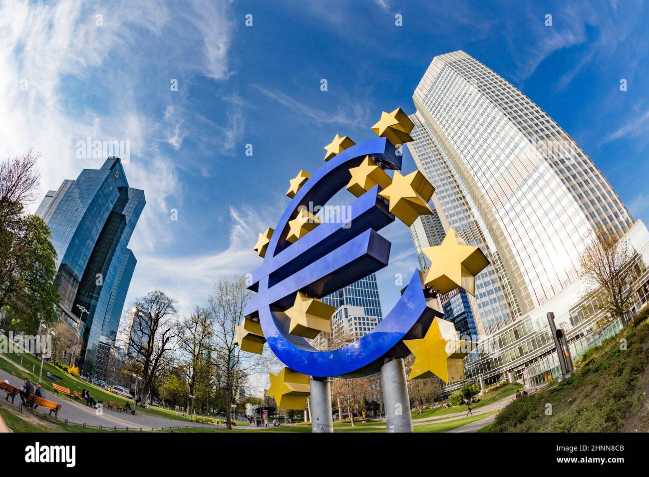 Signe euro. La Banque centrale européenne (BCE) est la banque centrale de l'euro et gère la politique monétaire de la zone euro à Francfort, en Allemagne Banque D'Images