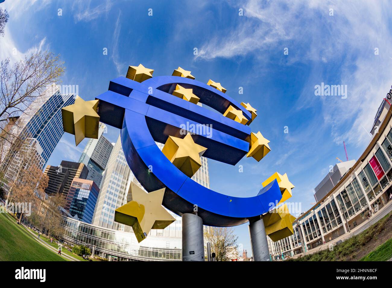 Signe euro. La Banque centrale européenne (BCE) est la banque centrale de l'euro et gère la politique monétaire de la zone euro à Francfort, en Allemagne Banque D'Images