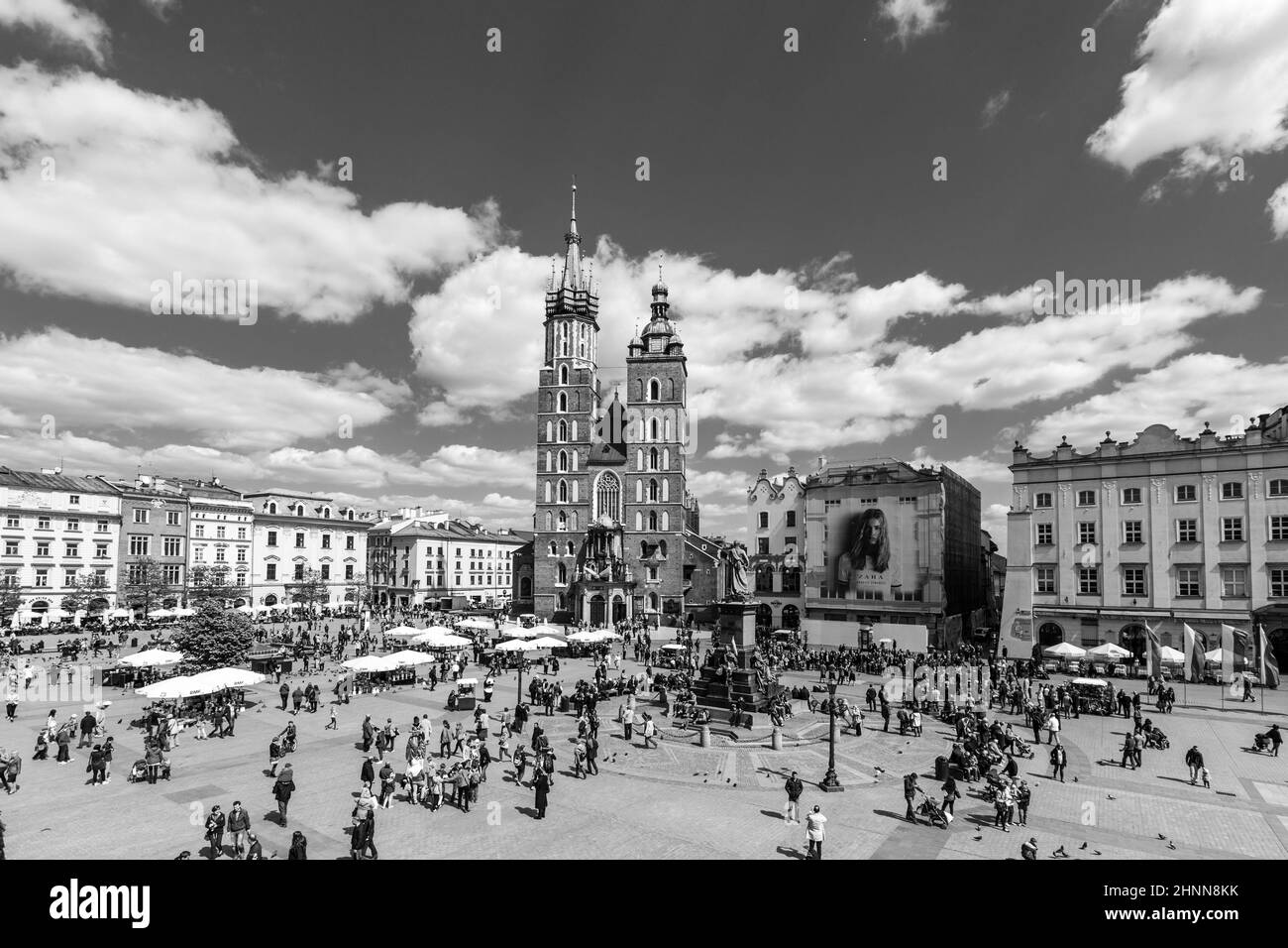 Touristes sur la place du marché à Cracovie Banque D'Images