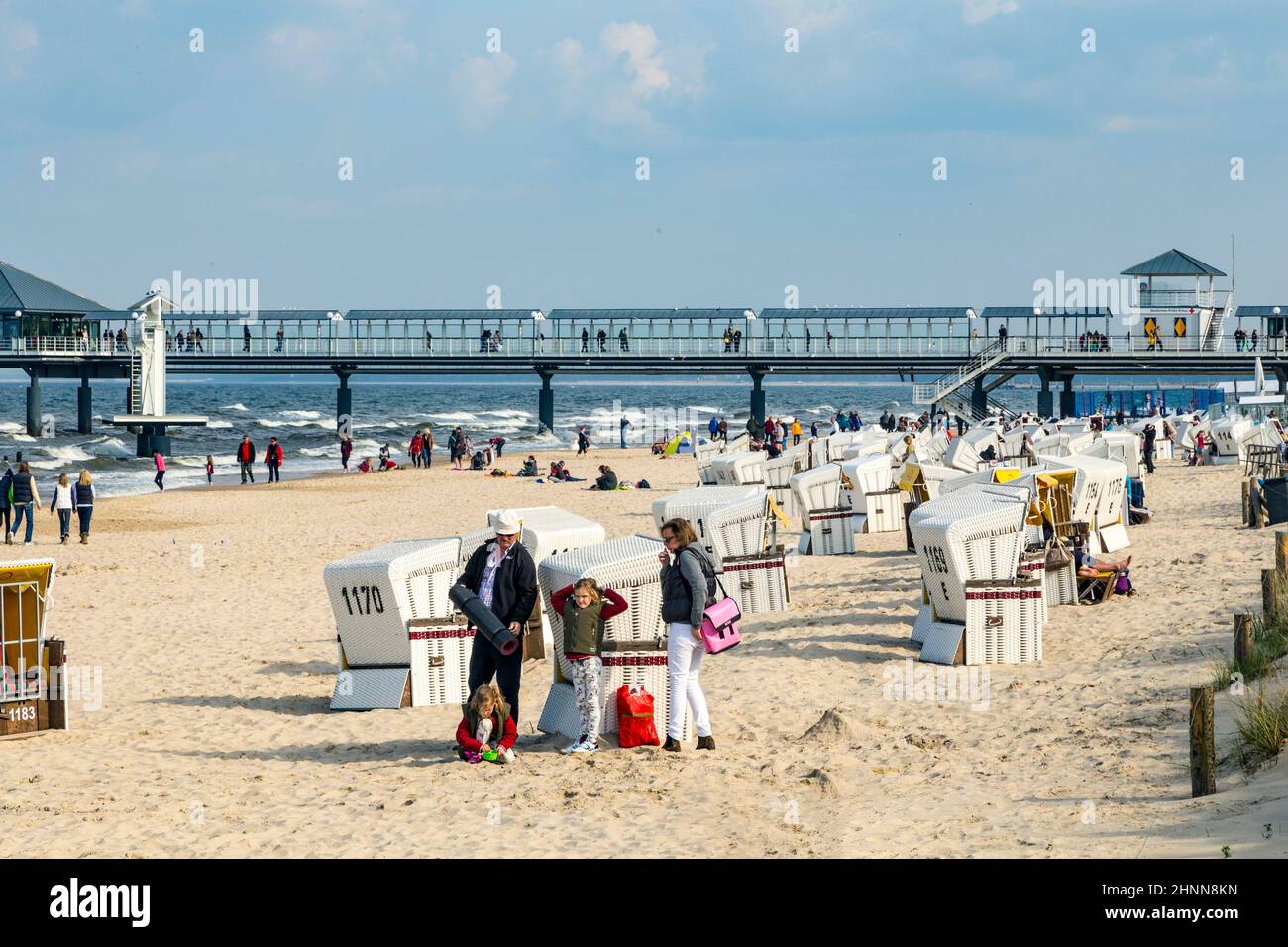 Les gens apprécient la jetée et la plage de Heringsdorf Banque D'Images
