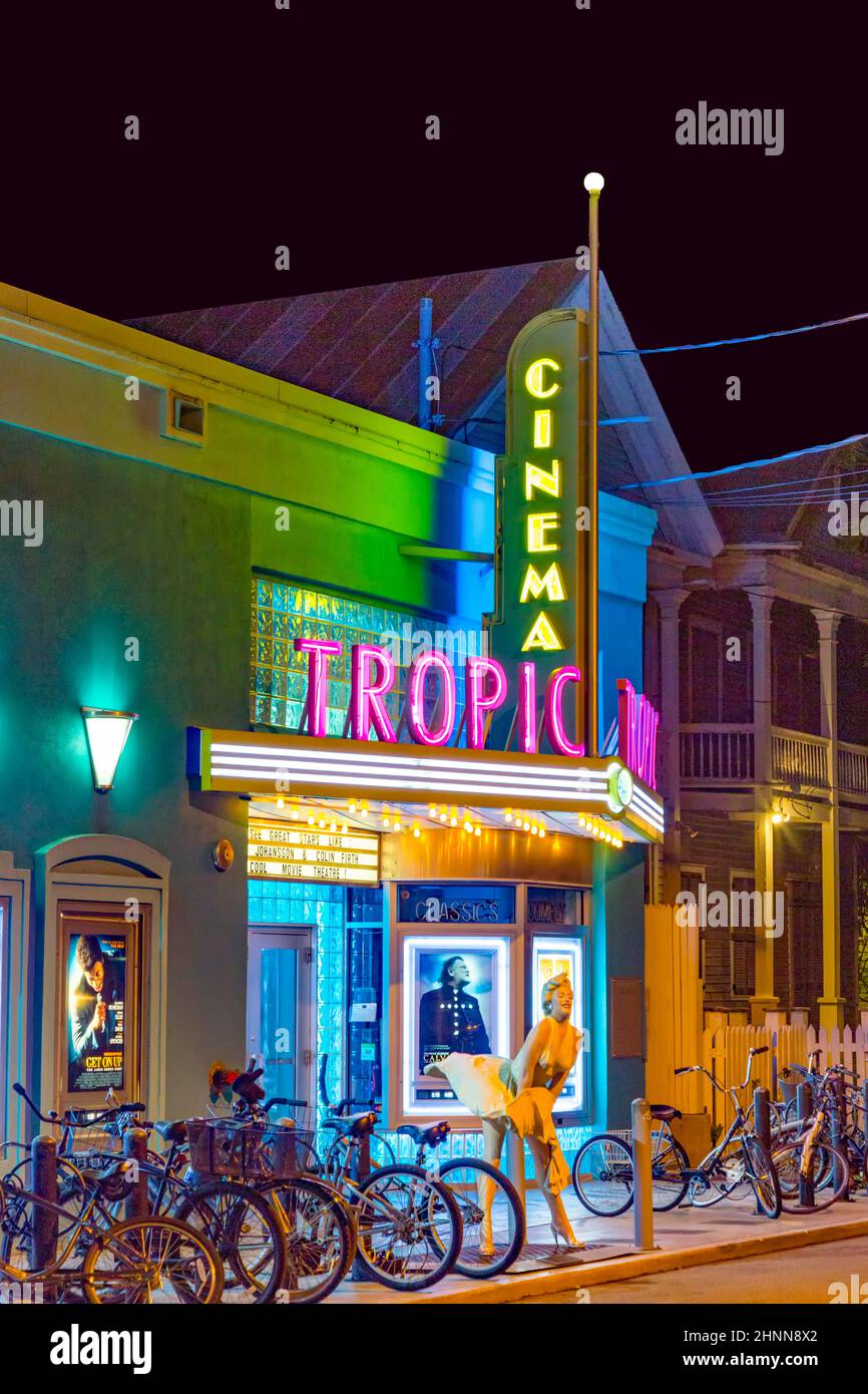 Vue de nuit de l'extérieur du cinéma à Key West dans un design art déco typique avec Marilyn monroe comme statue dans l'entrée Banque D'Images