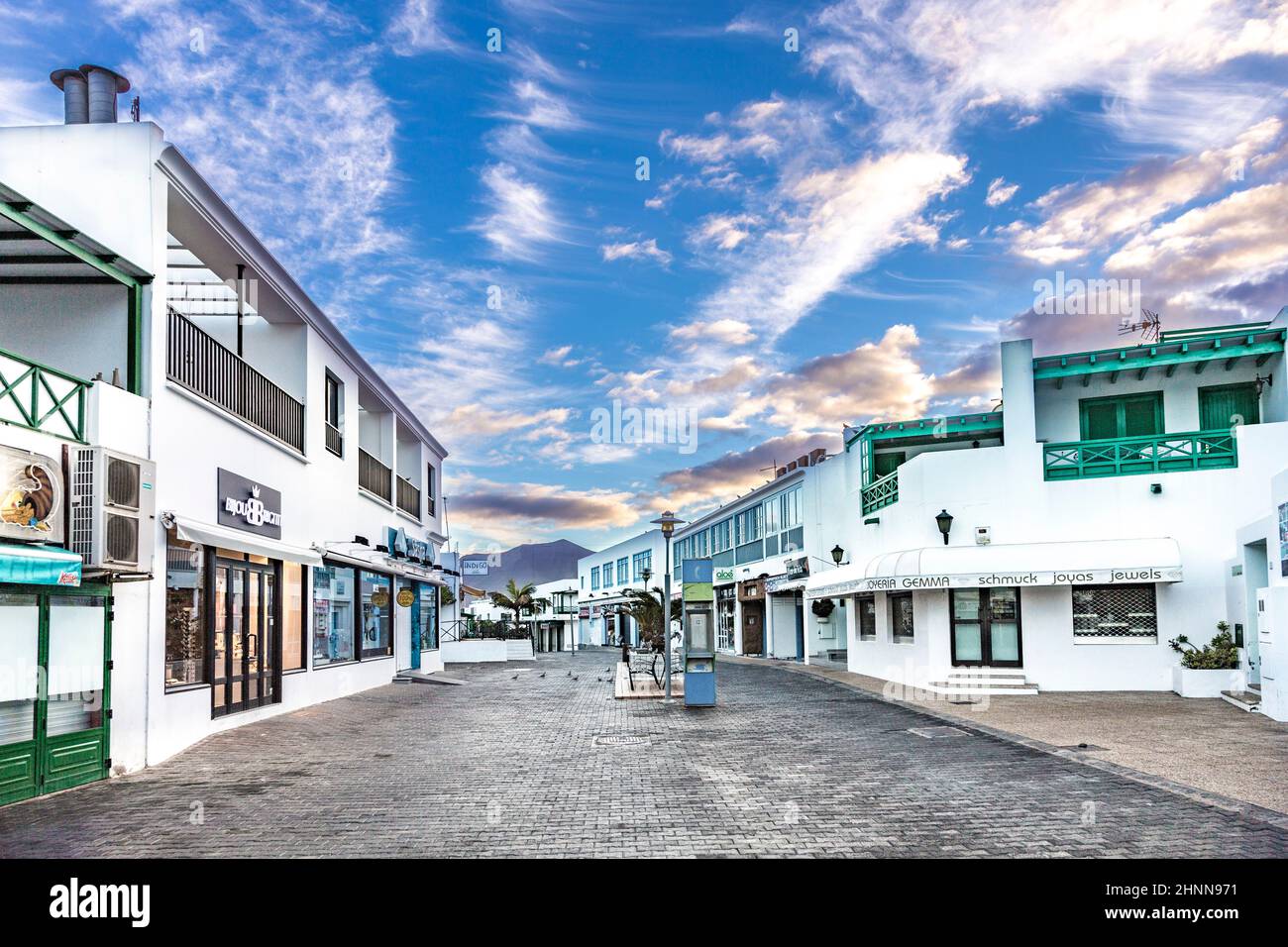 Zone piétonne vide à playa Blanca, Lanzarote avec des magasins fermés Banque D'Images