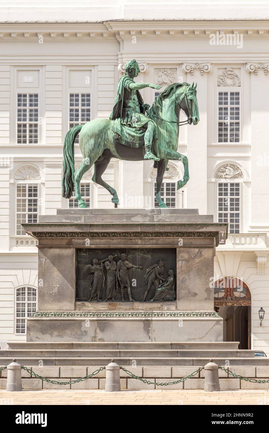 Statue du Kaiser Joseph II (1741-1790) dans la Josefplatz, le bâtiment derrière l'empereur monté abrite la Bibliothèque nationale du complexe royal de Hofburg Banque D'Images