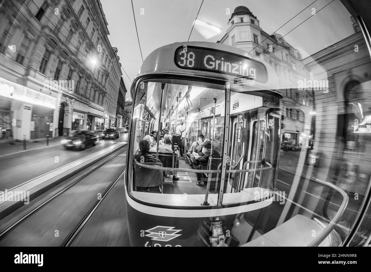 Tramway à l'ancienne en voiture de nuit à Vienne, en Autriche. Vienne dispose d'un vaste réseau de trains et de bus Banque D'Images