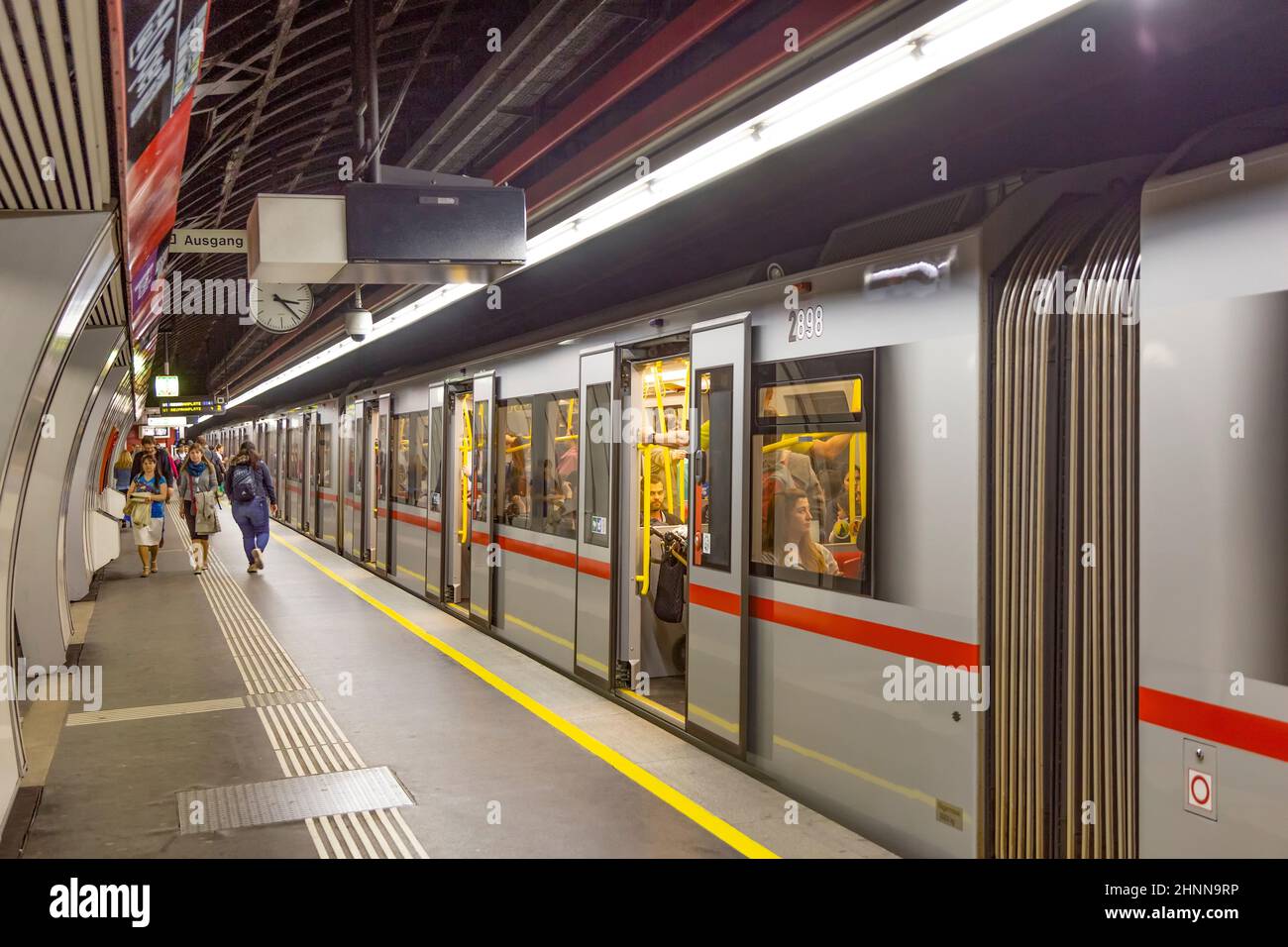 Les gens pressent dans la station de métro de Vienne. Avec 534m 2010 passagers par an, le U-Bahn de Vienne est 20th plus grand réseau de métro au monde Banque D'Images