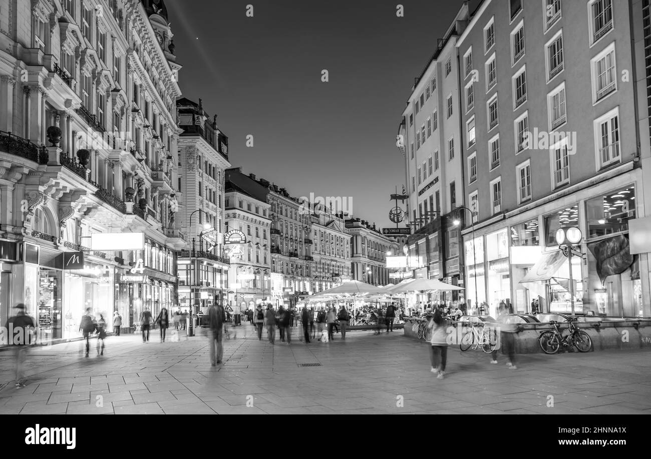 Les gens visitent la rue Graben à Vienne la nuit Banque D'Images