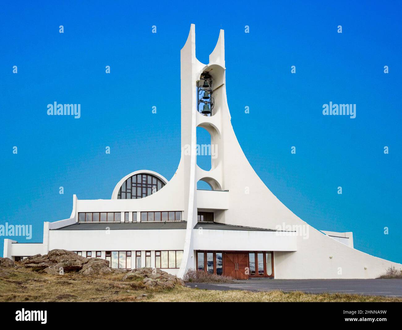 Architecture église blanche moderne au sommet d'une colline à Stykkisholmur, dans l'ouest de l'Islande Banque D'Images