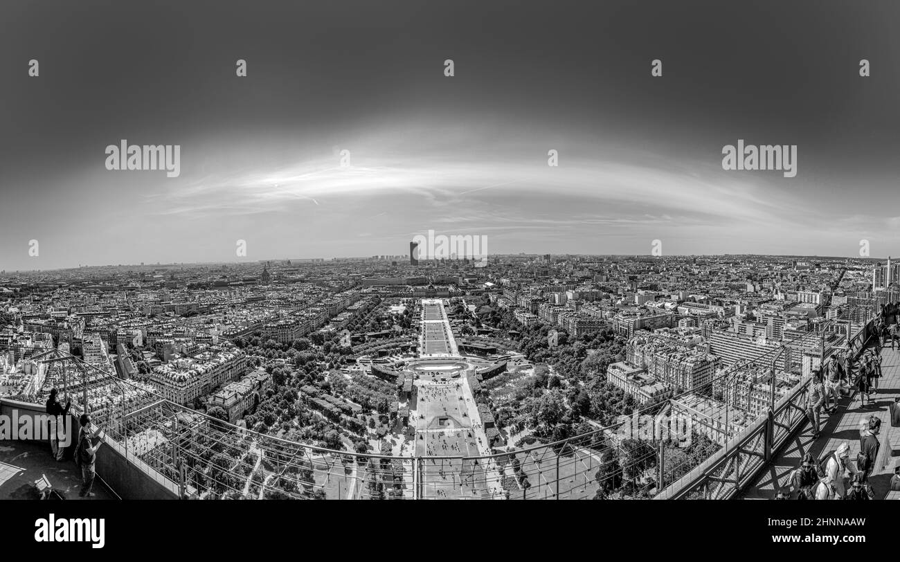 Les gens regardent les gratte-ciel de Paris depuis la plate-forme supérieure de la tour eiffel Banque D'Images