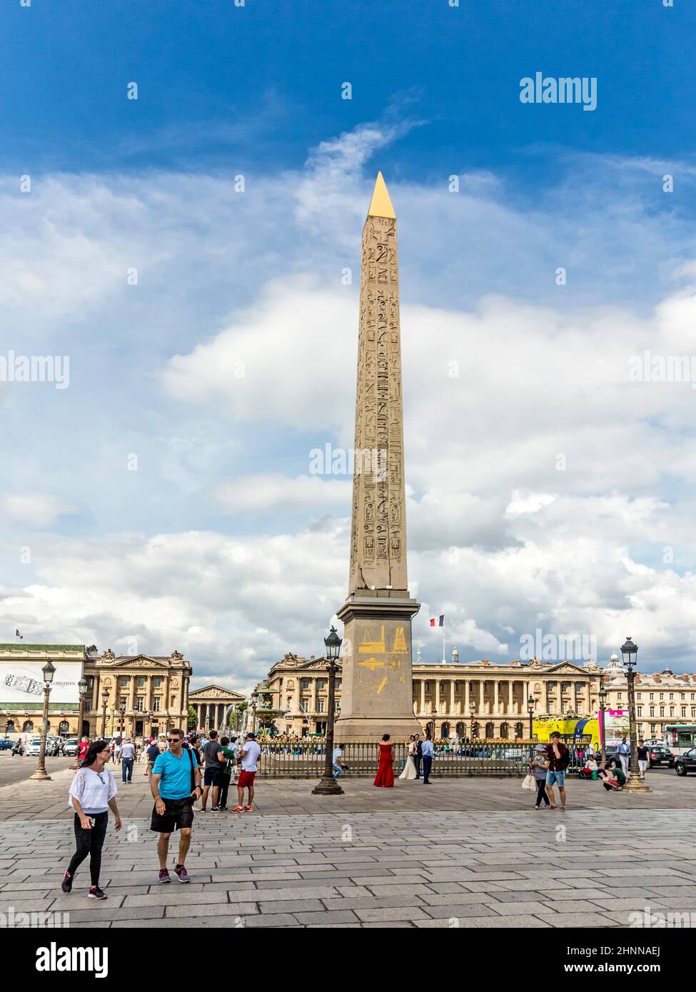 L'Obélisque de Louxor au centre de la place de la Concorde à Paris en été avec les touristes Banque D'Images