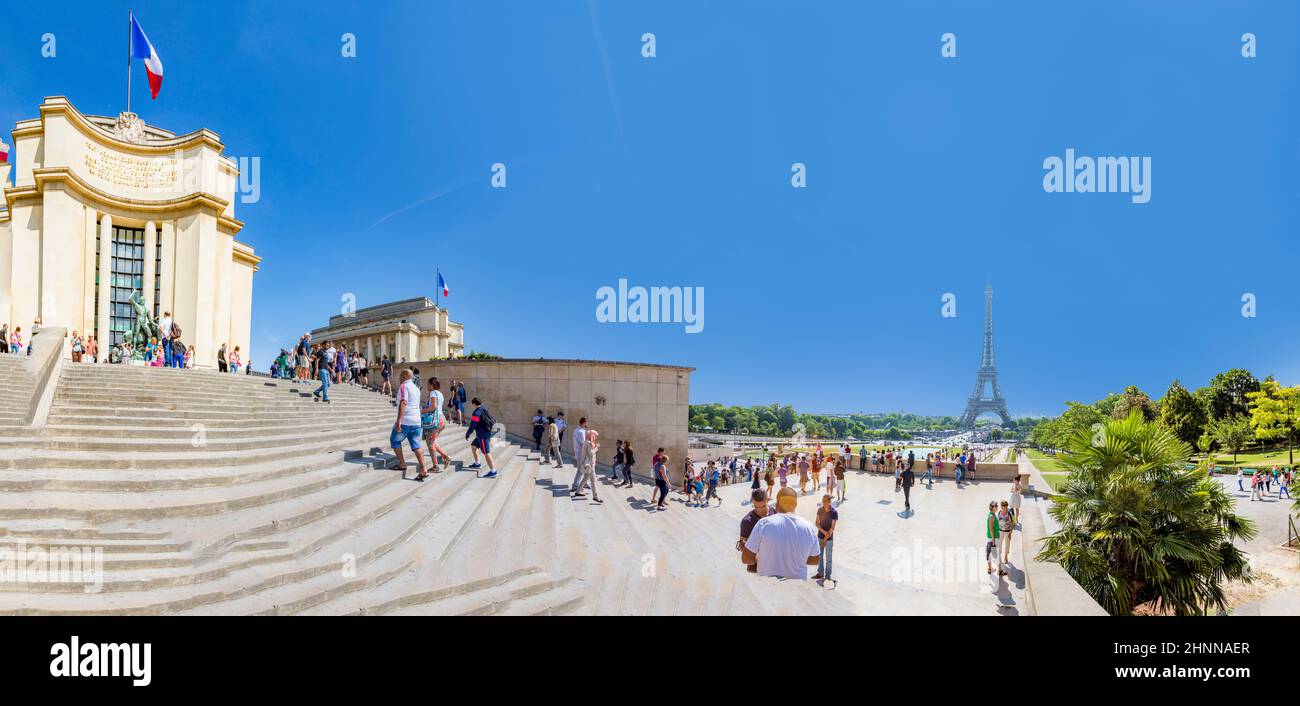 Les gens visitent le Trocadéro, le Palais de Chaillot Banque D'Images