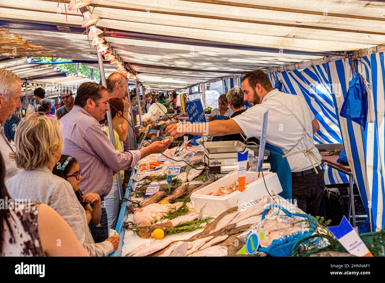 Les gens visitent le marché agricole de Chaillot, Paris Banque D'Images