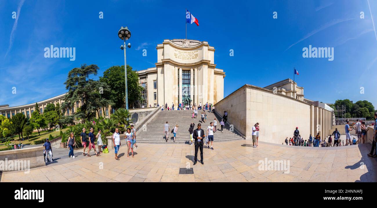 Les gens visitent le Trocadéro, le Palais de Chaillot Banque D'Images