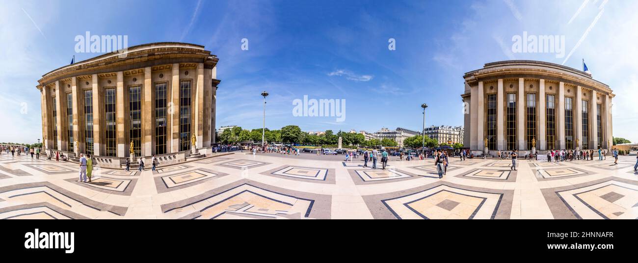 Palais de Chaillot, touristes et Parisiens marchant sur l'esplanade du Trocadéro à Paris, France Banque D'Images