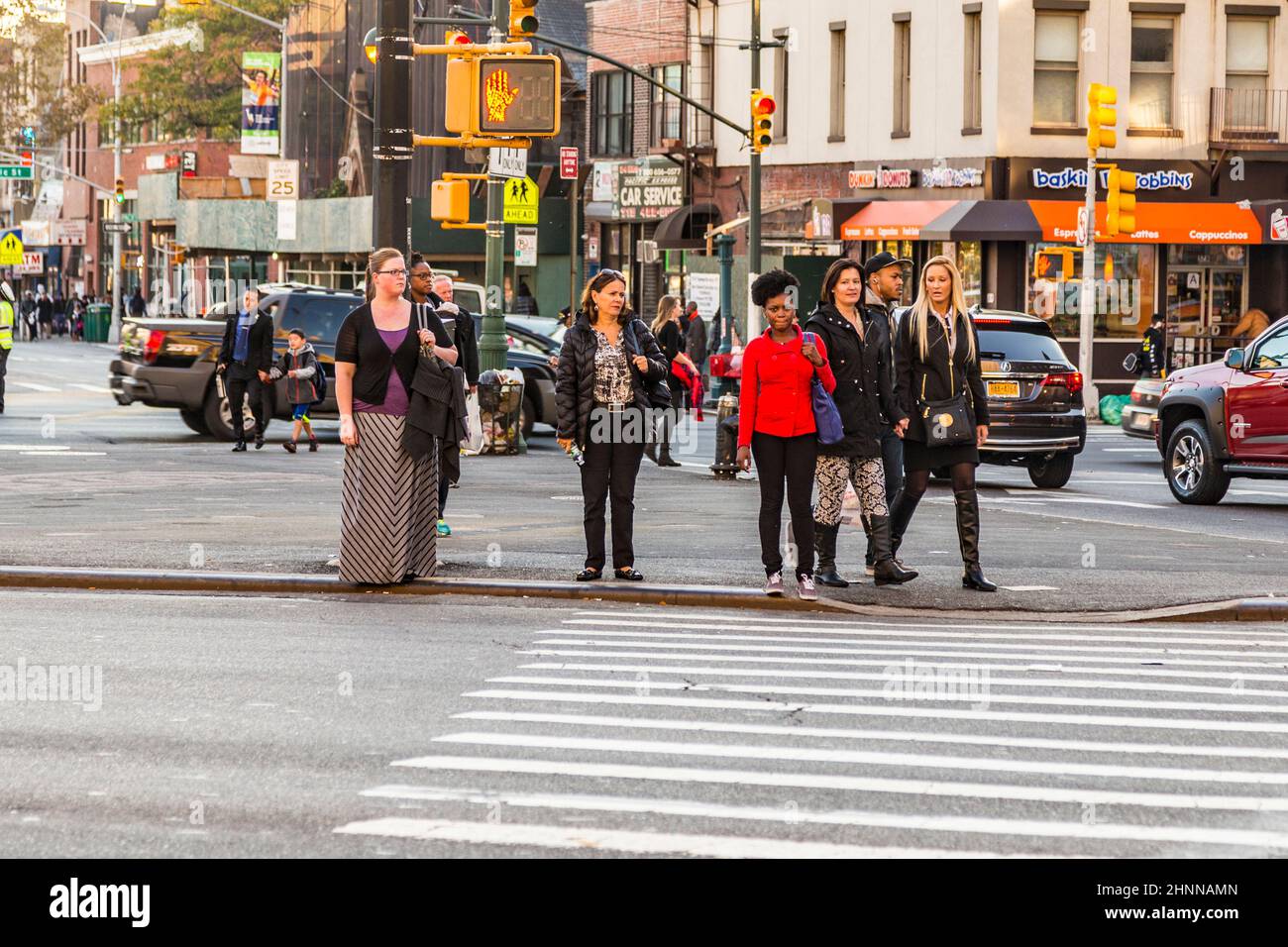 Les personnes qui traversent la rue au passage pour piétons avec feu de circulation jaune à Atlantic Avenue à Brooklyn, New York Banque D'Images