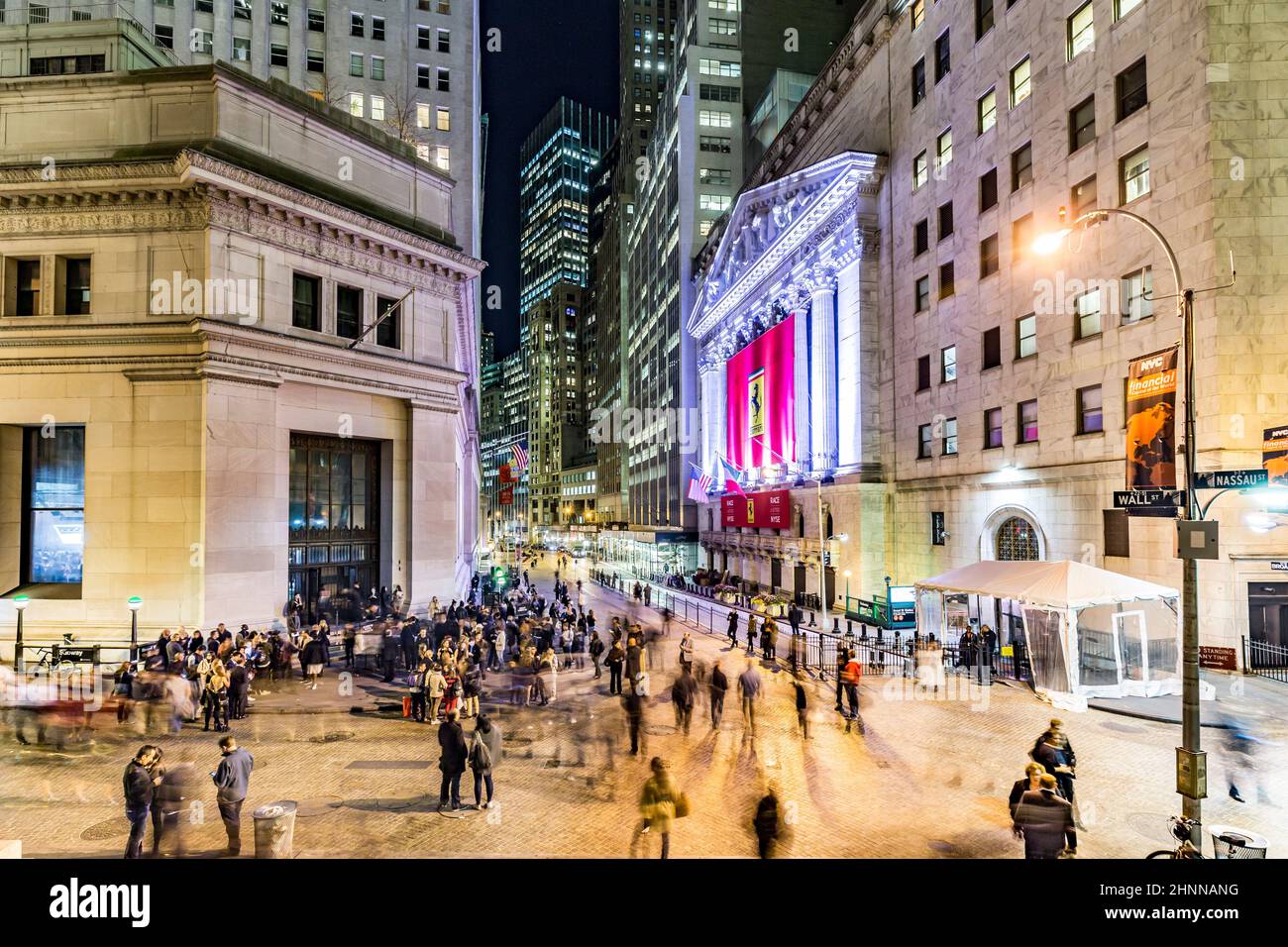 Les gens rejoignent la fête à Wall Street en raison des débuts de Ferrari Wall Street Banque D'Images