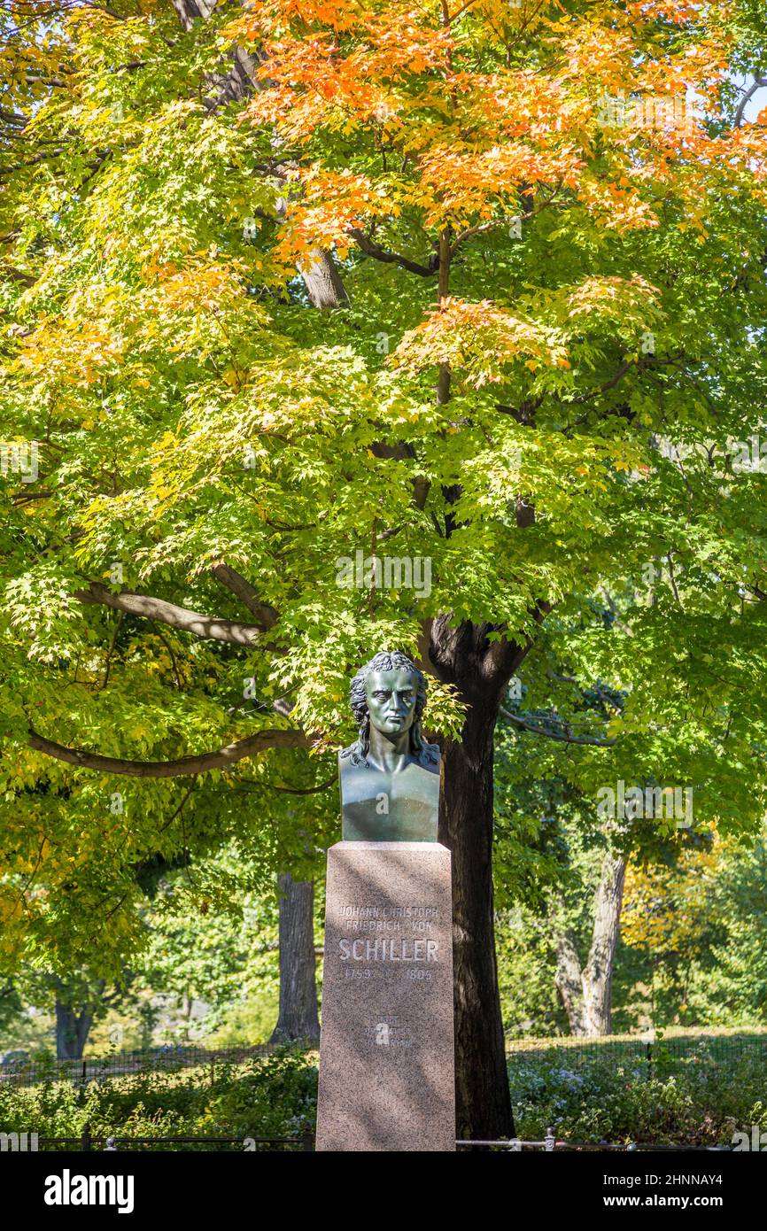 Statue de Friedrich Schiller dans le parc central Banque D'Images
