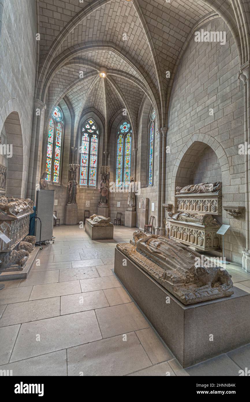 Les gens visitent le Sanctuaire au musée Cloisters de New York Banque D'Images