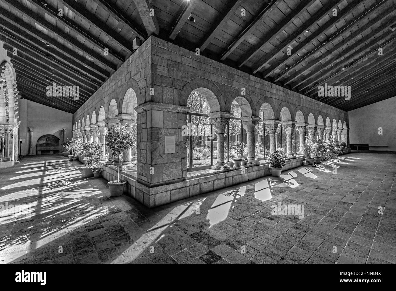 Les gens visitent le Sanctuaire au musée Cloisters de New York Banque D'Images