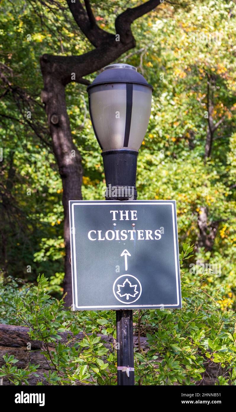 Signalisation des cloîtres sur une ancienne lanterne dans le musée Cloisters de New York, Etats-Unis Banque D'Images