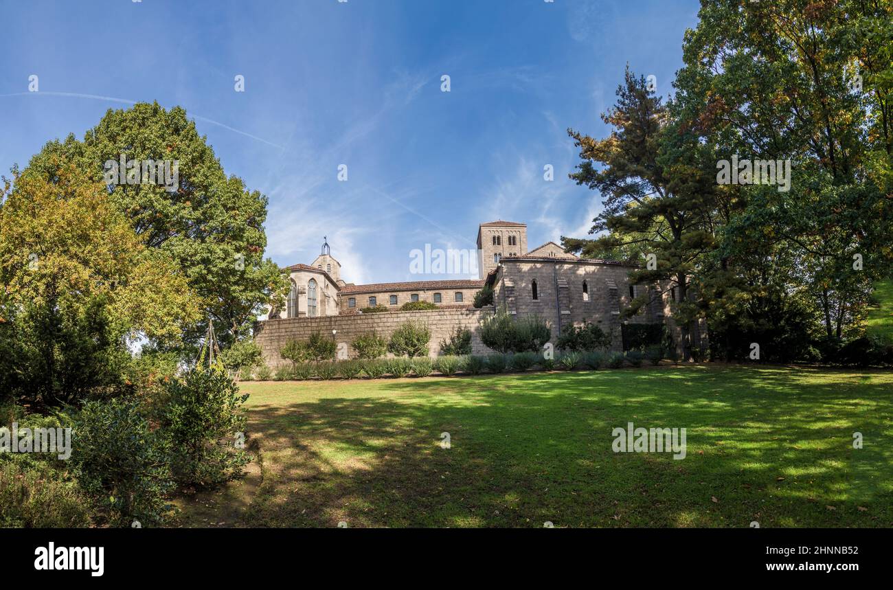 Les gens visitent le Sanctuaire au musée Cloisters de New York Banque D'Images