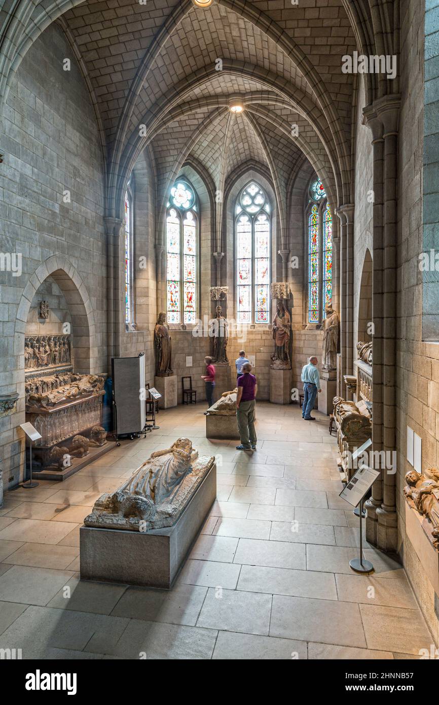 Les gens visitent le Sanctuaire au musée Cloisters de New York Banque D'Images