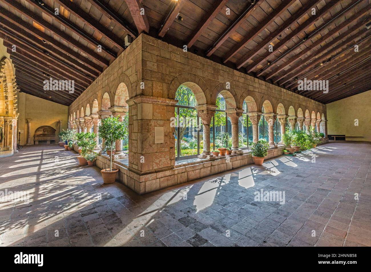 Les gens visitent le Sanctuaire au musée Cloisters de New York Banque D'Images