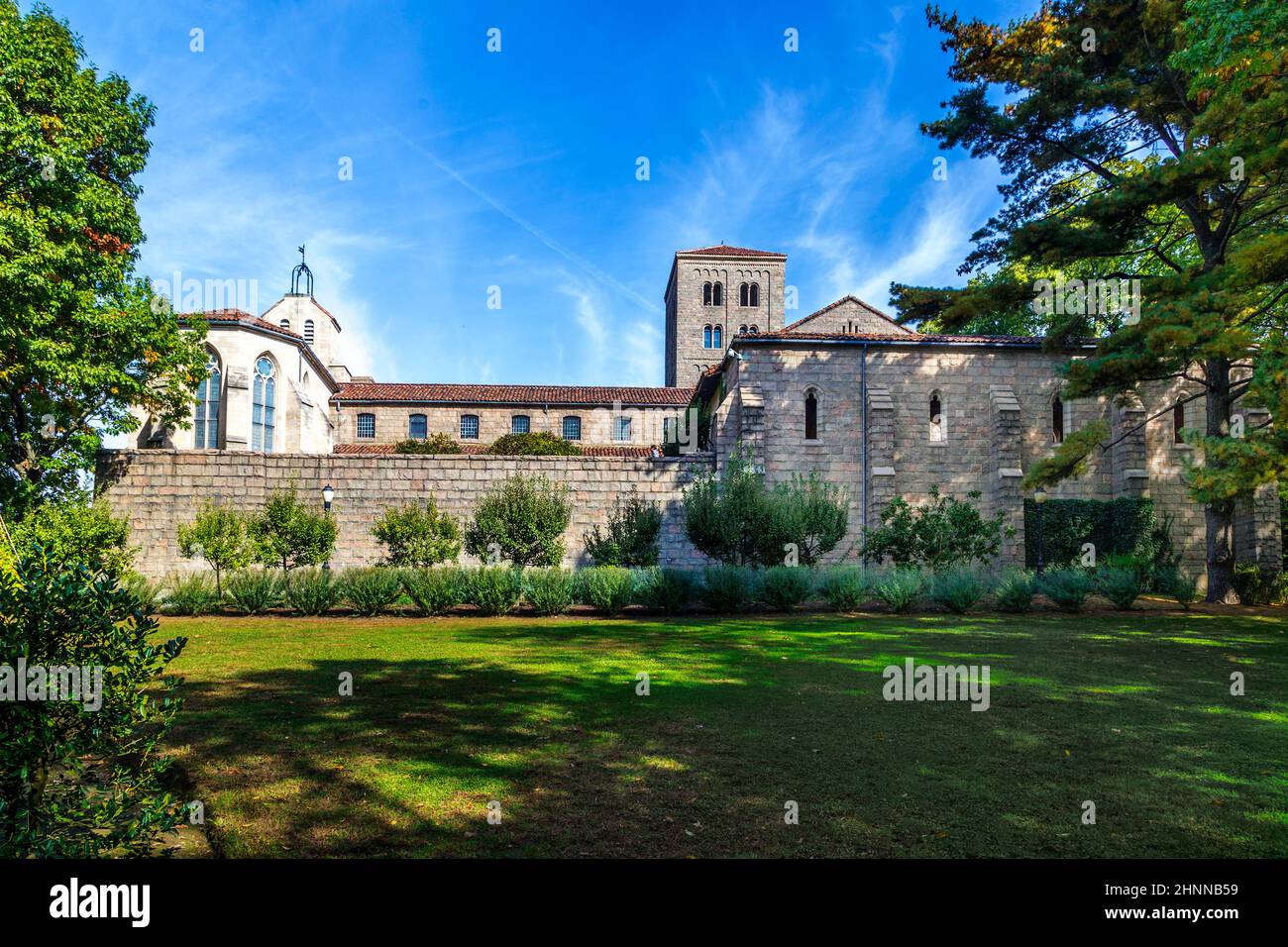 Les gens visitent le Sanctuaire au musée Cloisters de New York Banque D'Images