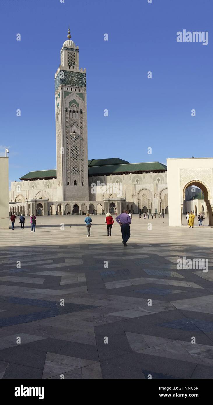 Les gens visitent la mosquée Hassan à Rabat Banque D'Images