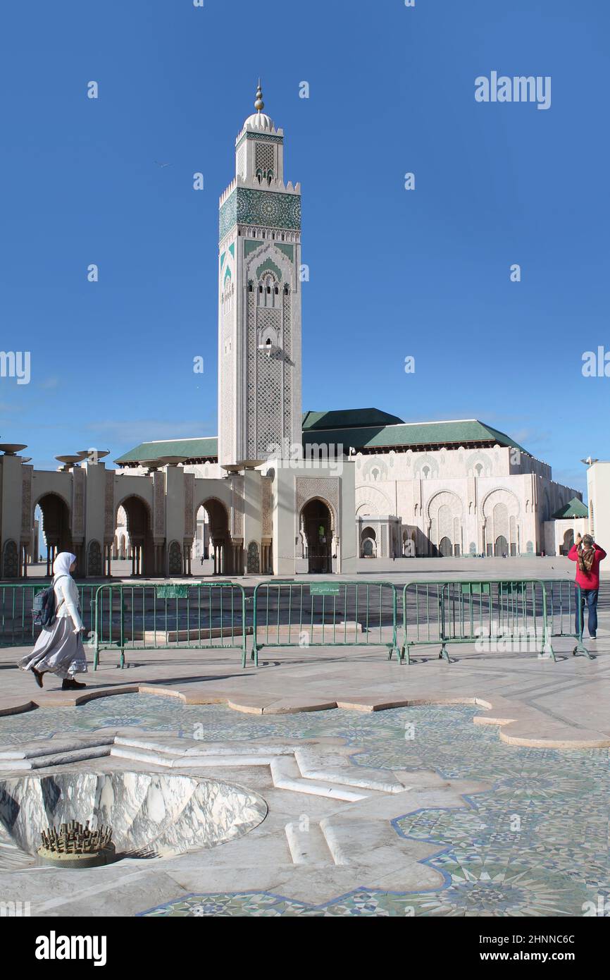Les gens visitent la mosquée Hassan à Rabat Banque D'Images