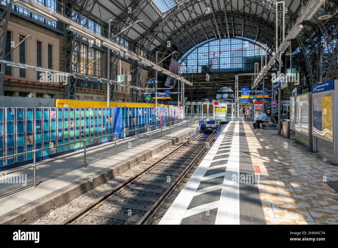 Les personnes de la gare centrale de Francfort attendent le train Banque D'Images