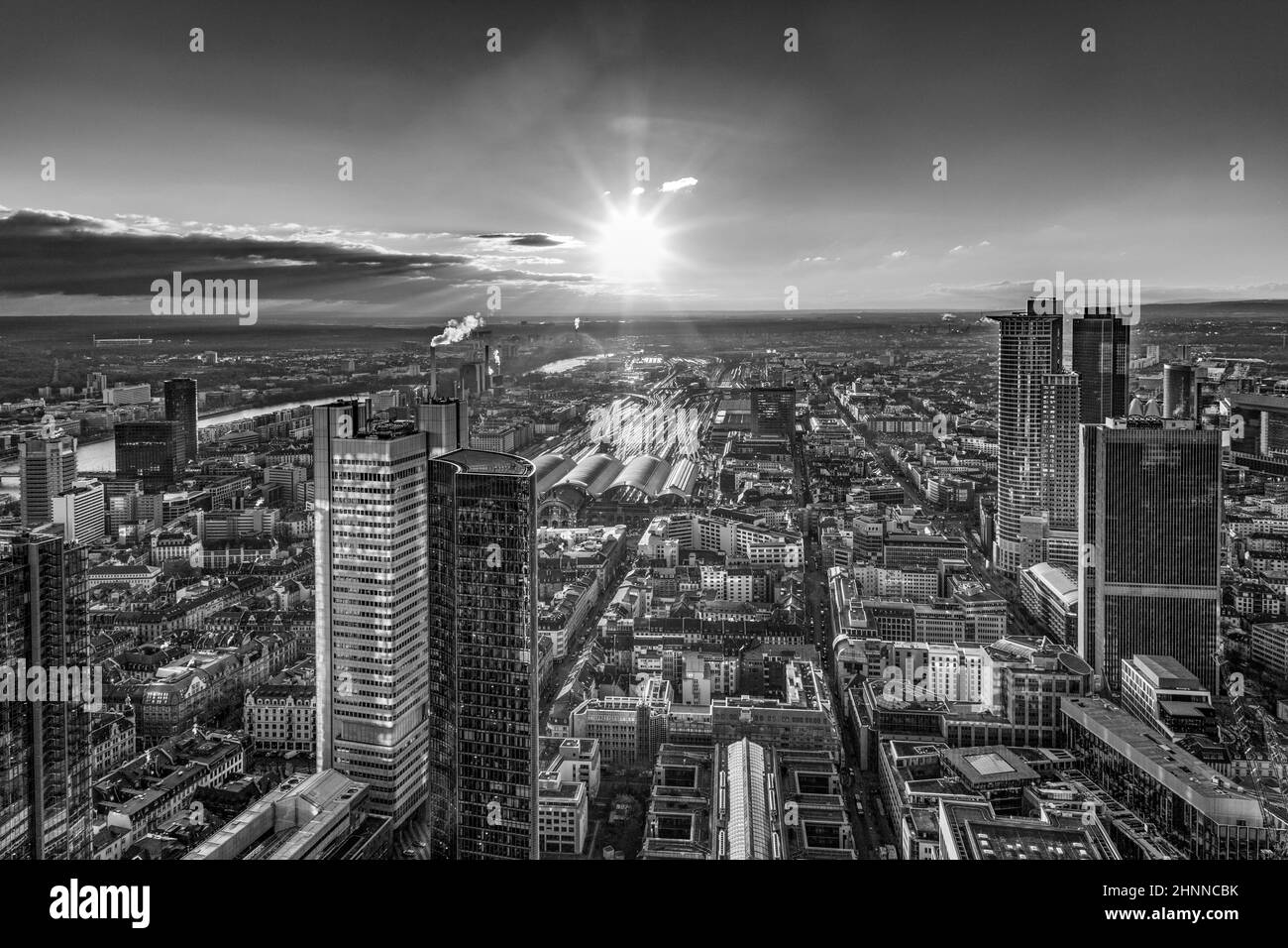Horizon de Francfort avec le main et des gratte-ciels Banque D'Images