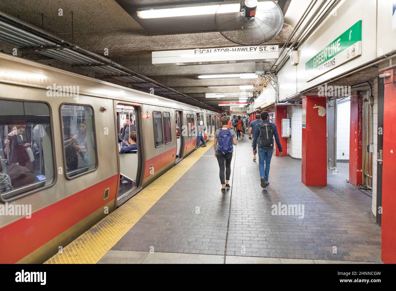 Les gens utilisent la ligne verte du métro à Boston Banque D'Images