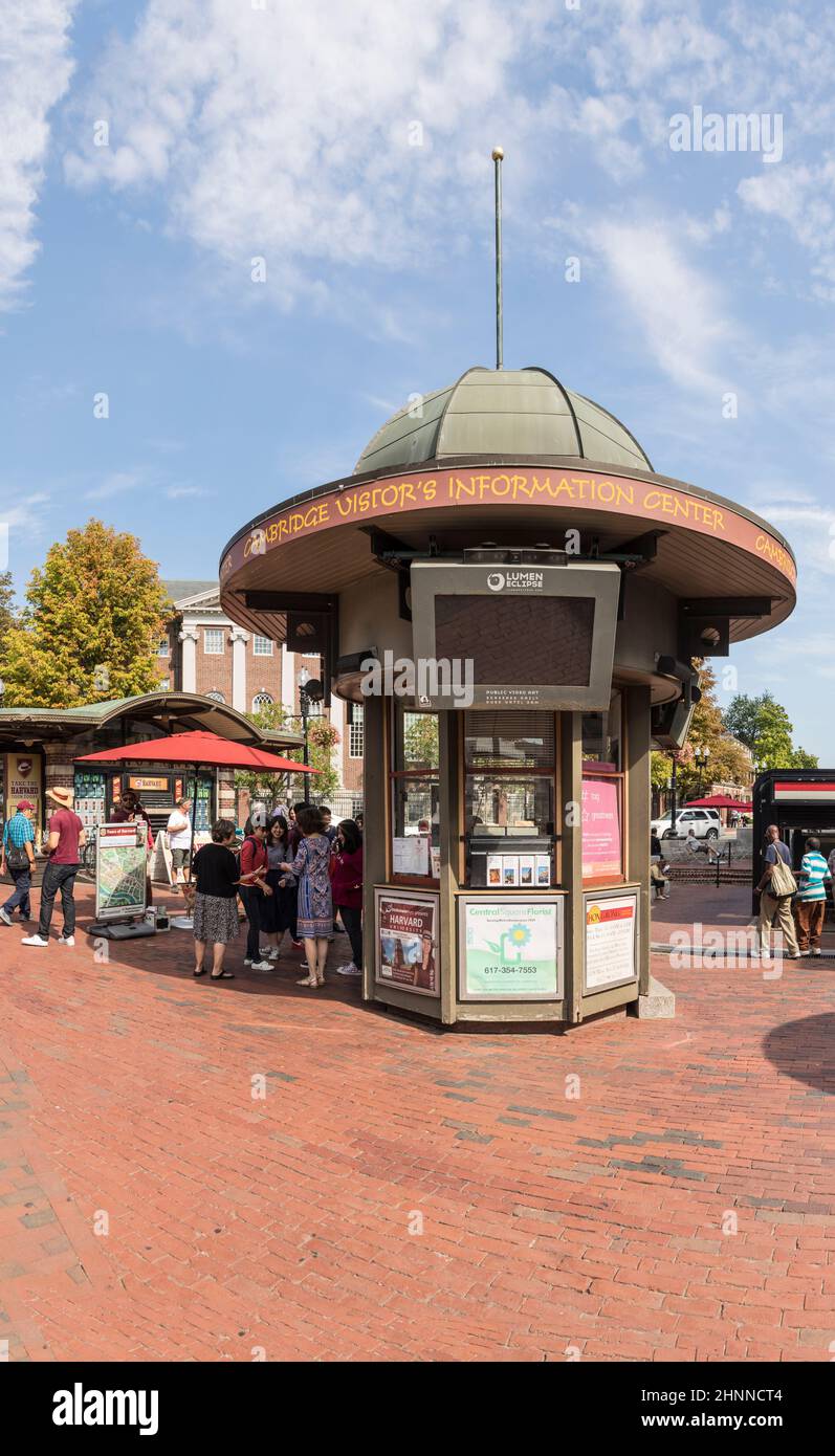 Les gens aiment les informations du centre d'information touristique dans la vieille partie de Cambridge Banque D'Images