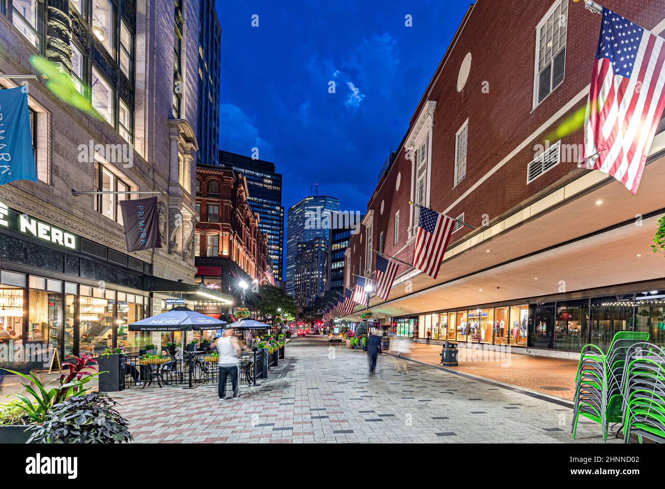 Les gens aiment faire du shopping dans la zone piétonne de Washington Street la nuit Banque D'Images