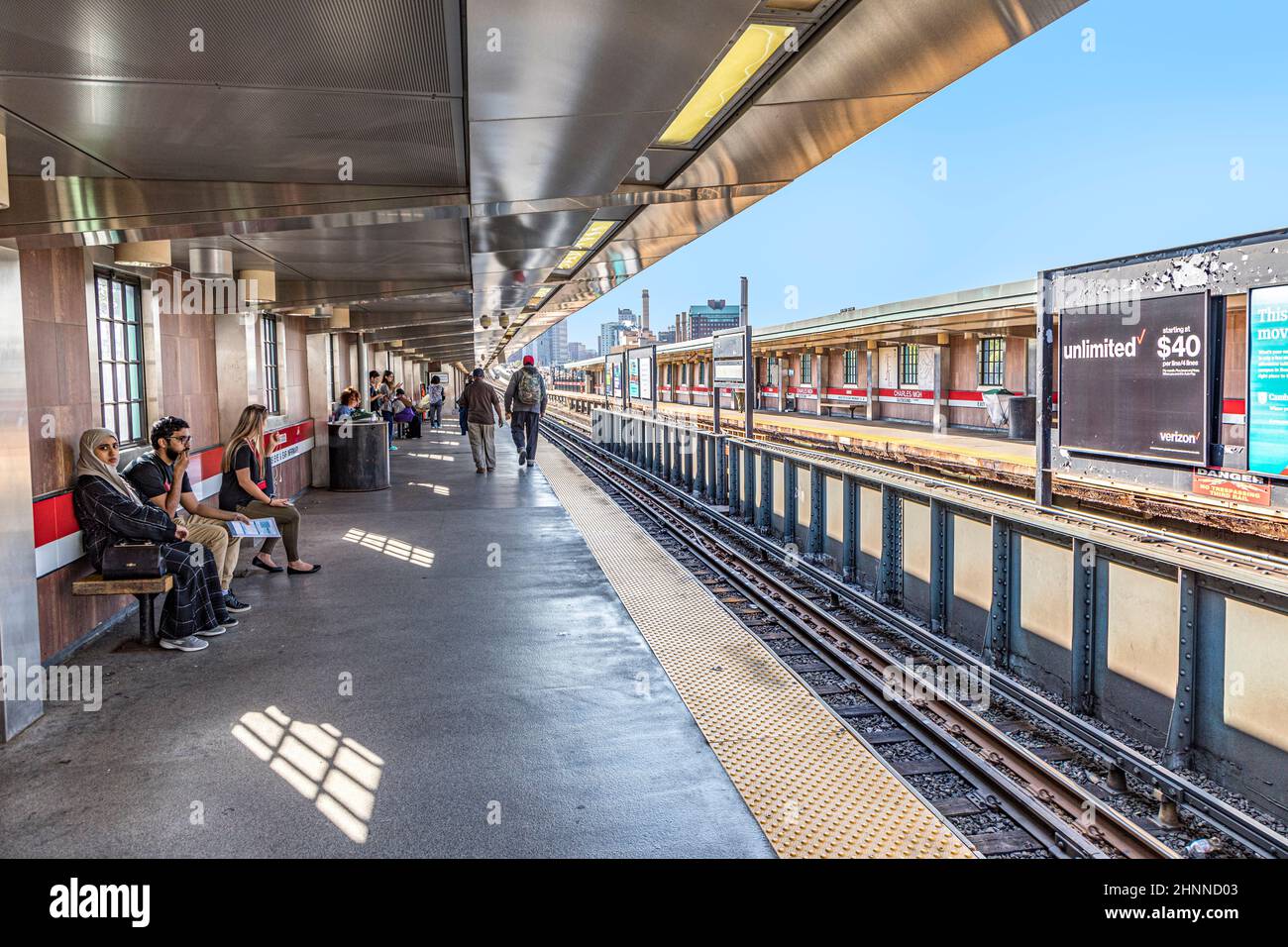 Les gens attendent le métro à Boston, aux États-Unis. La Metropolitan Massachusetts Bay Transportation Authority (MBTA) exploite des services de transport ferroviaire lourd, léger et par autobus dans la région métropolitaine de Boston Banque D'Images
