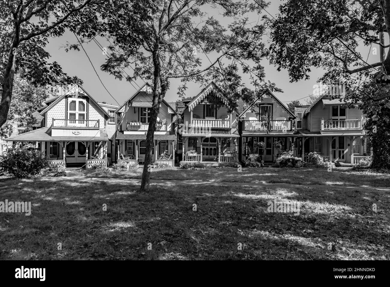 Carpenter Gothic Cottages avec style victorien, garniture en pain d'épice dans Wesleyan Grove, ville d'Oak Bluffs sur Martha's Vineyard, Massachusetts Banque D'Images