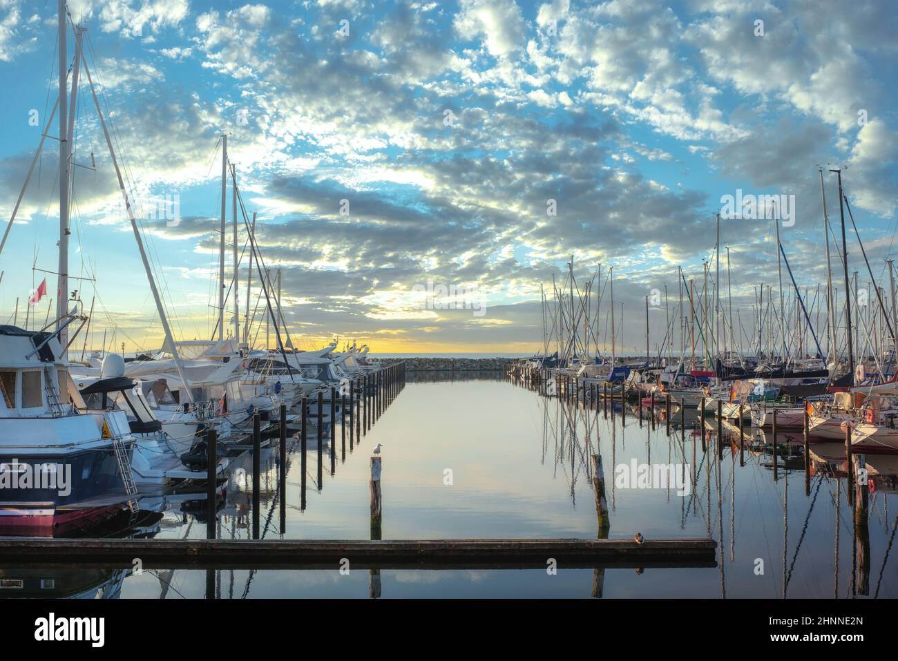 Jetée en bateau avec yachts sur un quai le matin Banque D'Images