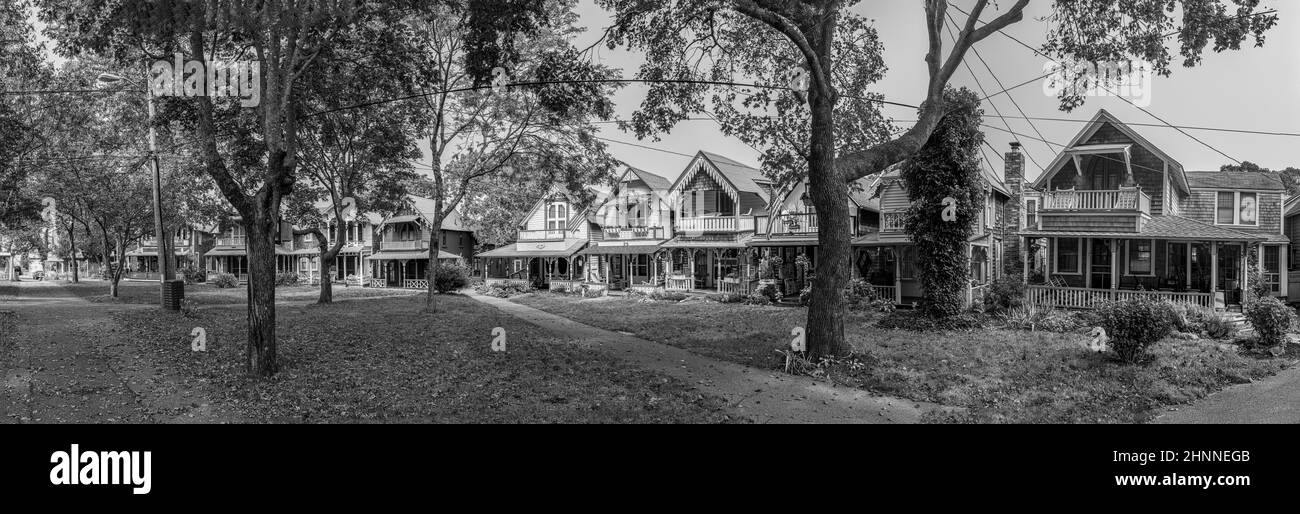 Carpenters Cottages appelé maisons en pain d'épice sur Lake Avenue, Oak Bluffs sur Martha's Vineyard, Massachusetts, États-Unis Banque D'Images