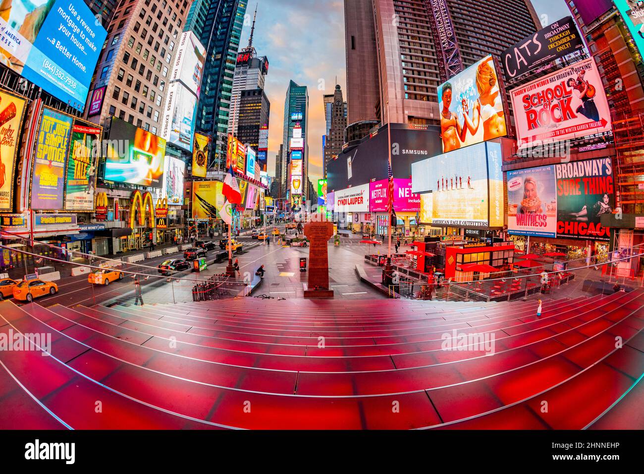 La publicité au néon des nouvelles, des marques et des théâtres à Times Square en début de matinée au lever du soleil Banque D'Images