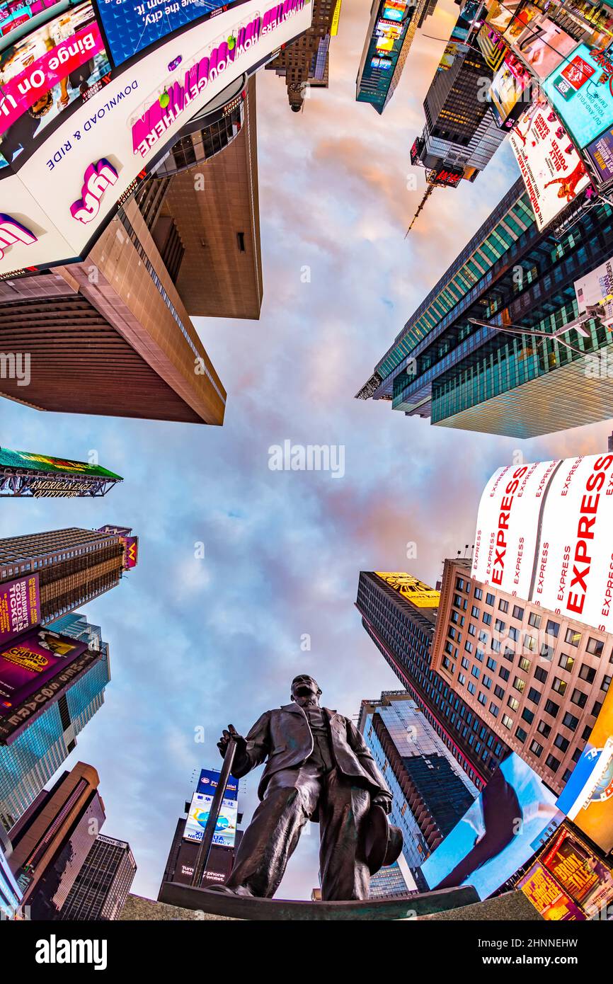 Publicité au néon des nouvelles, des marques et des théâtres à Times Square avec statue de George M. Cohan en début de matinée. Banque D'Images