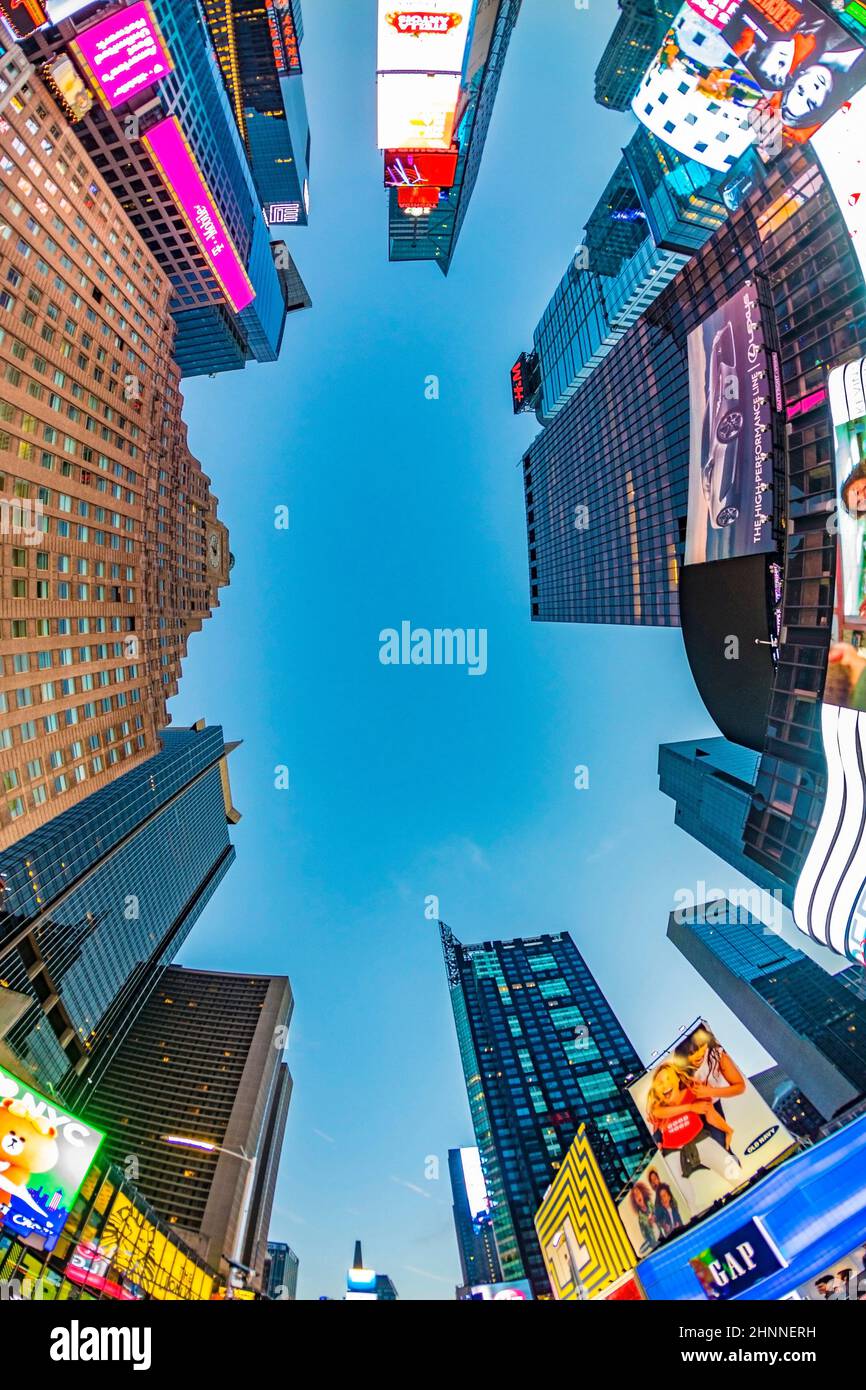 Publicité néon de nouvelles, marques et théâtres à Times Square en fin d'après-midi. Times Square est un symbole de la vie et du divertissement à New York Banque D'Images