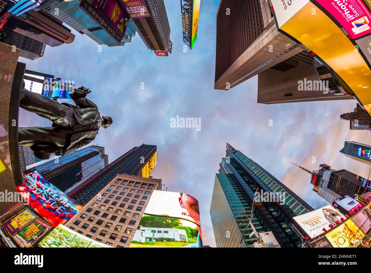 Publicité au néon des nouvelles, des marques et des théâtres à Times Square avec statue de George M. Cohan en début de matinée. Banque D'Images