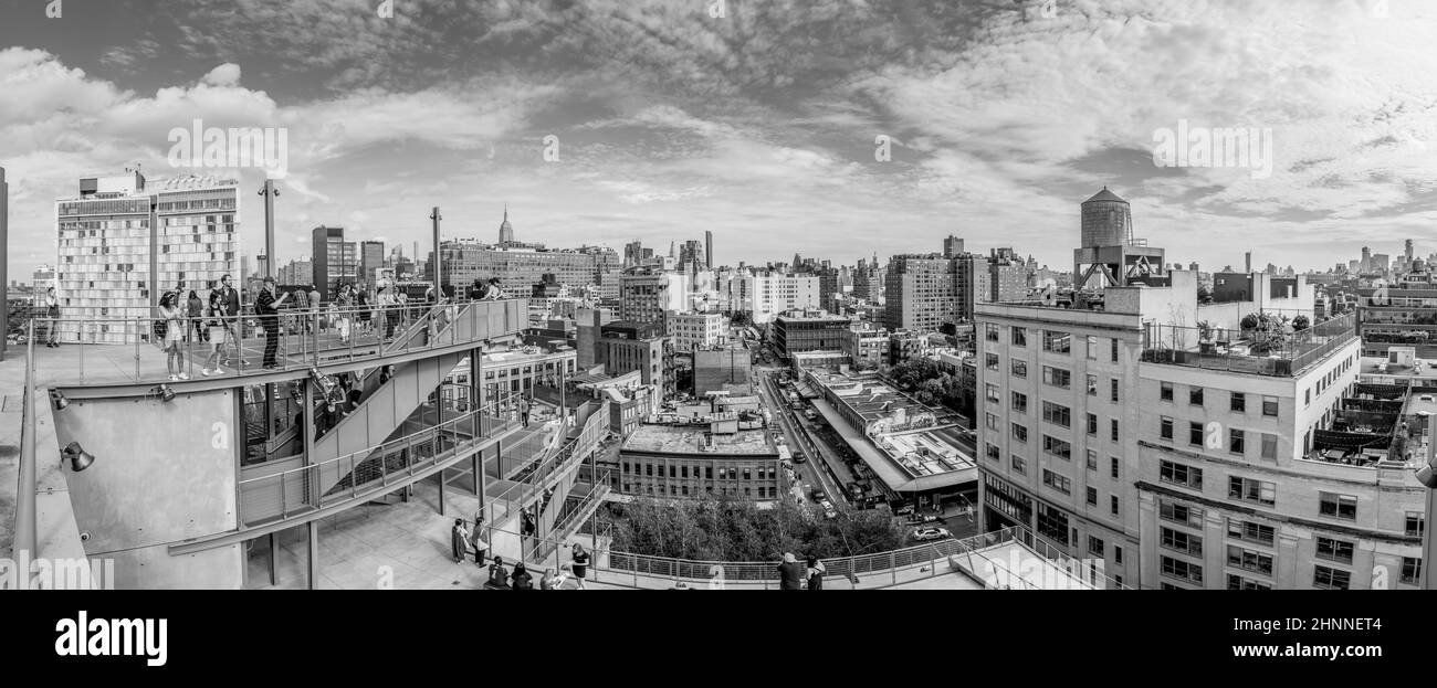 Les gens regardent le centre-ville de Manhattan, New York depuis la fin de la piste High Line depuis la plate-forme du musée Whitney Banque D'Images