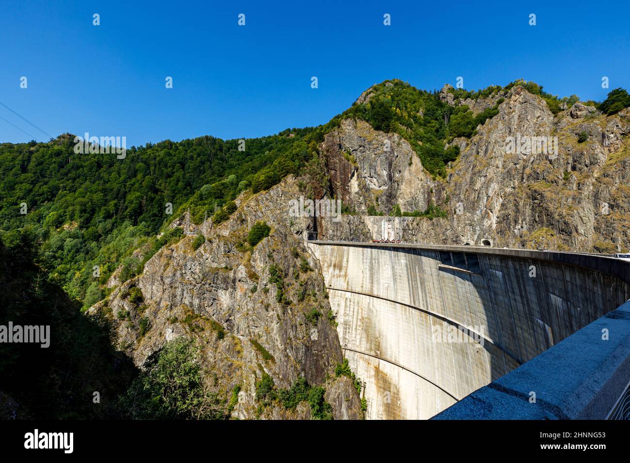 Le barrage hydroélectrique de Barajul vidraru dans les carpates de Roumanie Banque D'Images