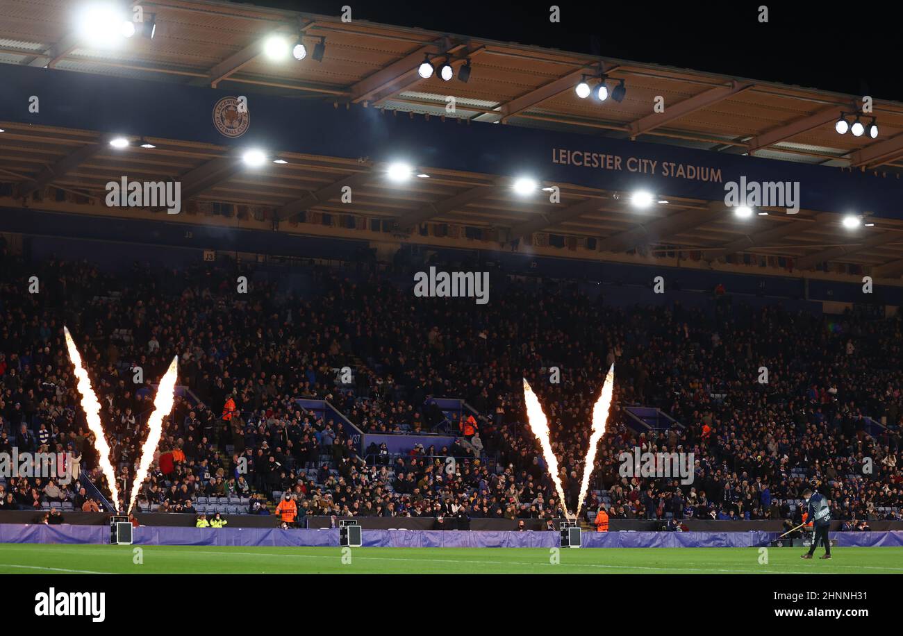 Leicester, Royaume-Uni. 17th février 2022. Les pyrotechniques se disputent avant le match de l'UEFA Europa Conference League au King Power Stadium de Leicester. Le crédit photo doit être lu : Darren Staples / Sportimage Banque D'Images