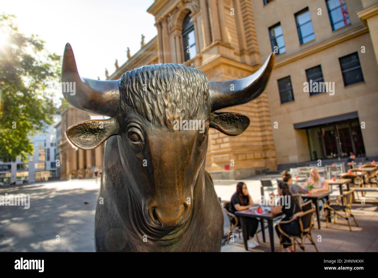 Les statues de Bull et Bear à la Bourse de Francfort, en Allemagne. La bourse de Francfort est la plus grande bourse de 12th par capitalisation boursière Banque D'Images
