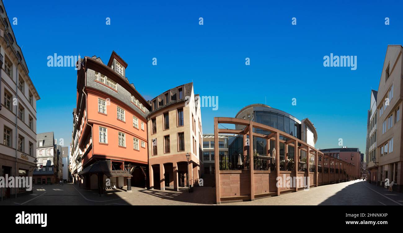 Vue sur l'architecture moderne de l'arc de Francfort dans la vieille ville avec le musée le Schirn Banque D'Images