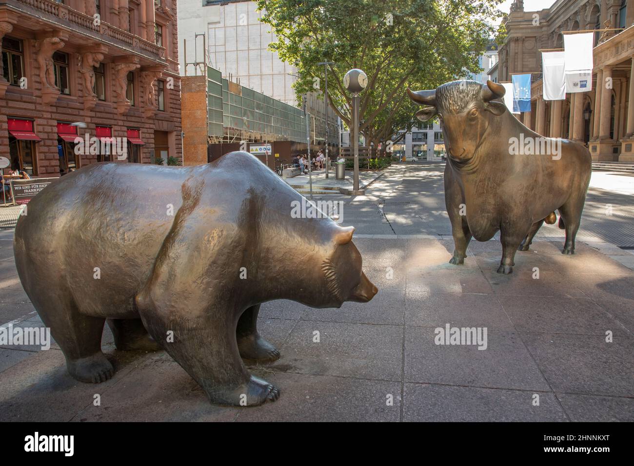 Les statues de Bull et Bear à la Bourse de Francfort, en Allemagne. La bourse de Francfort est la plus grande bourse de 12th par capitalisation boursière Banque D'Images
